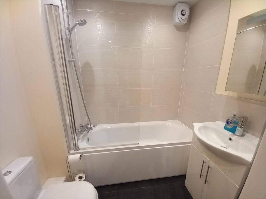 Roomy Penthouse 2 Double Bed Apartment - Spacious - Central Beeston - Free Secure Parking - نوتينغهام المظهر الخارجي الصورة