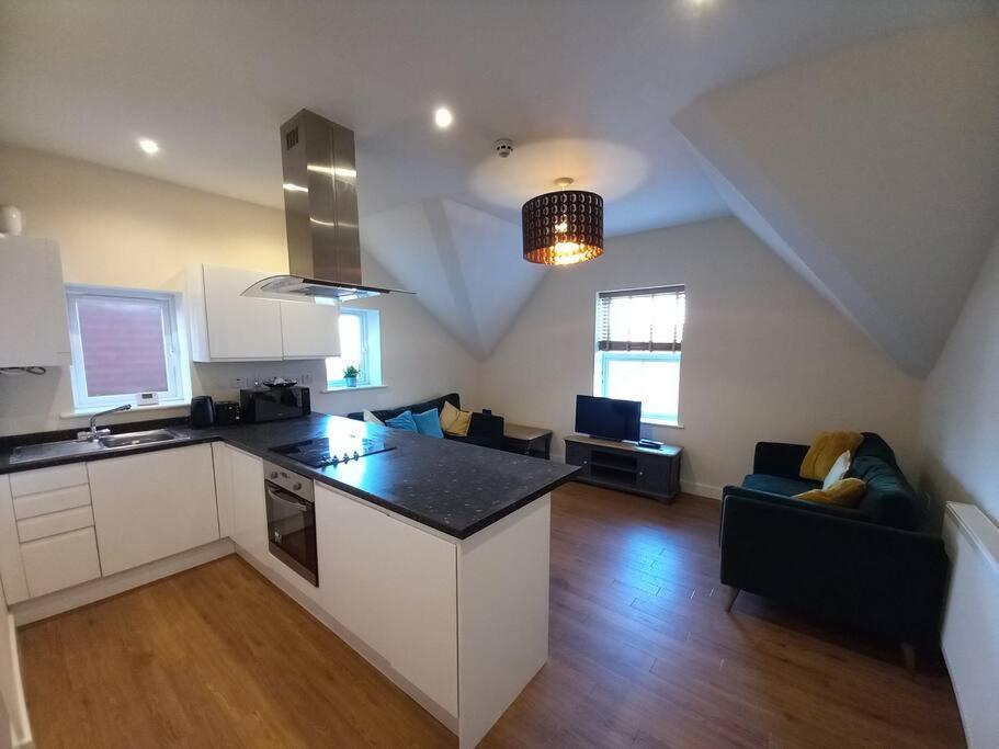 Roomy Penthouse 2 Double Bed Apartment - Spacious - Central Beeston - Free Secure Parking - نوتينغهام المظهر الخارجي الصورة